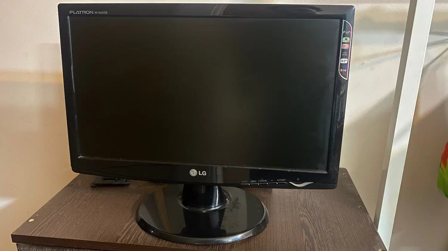 مانیتور ال جی ۱۹ اینچ|قطعات و لوازم جانبی رایانه|شیراز, ارم|دیوار