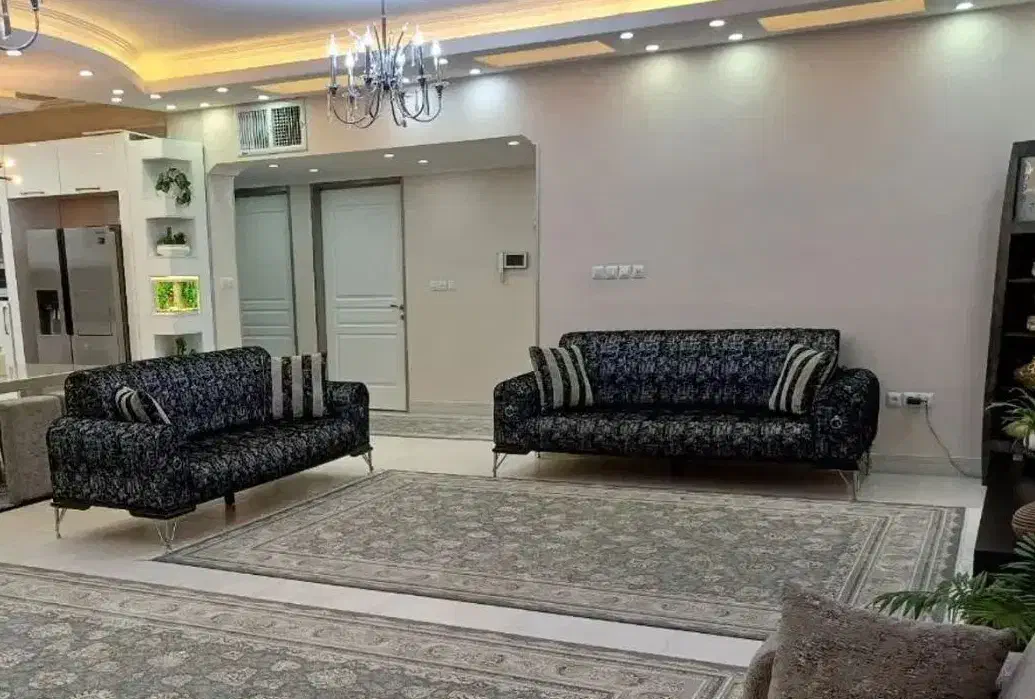 مبل شیک و مدرن در حد نو دو عدد سه نفره|مبلمان خانگی و میز عسلی|شیراز, گویم|دیوار