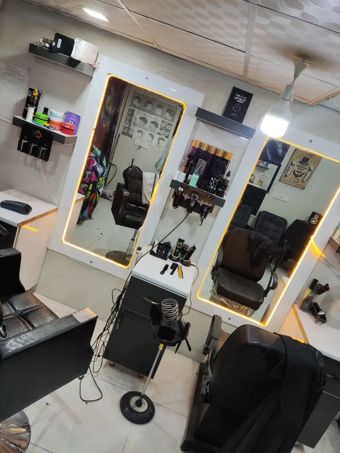 دکور و صندلی وسایل ارایشگاه مردانه|آرایشگاه و سالنهای زیبایی|سپیدان, |دیوار