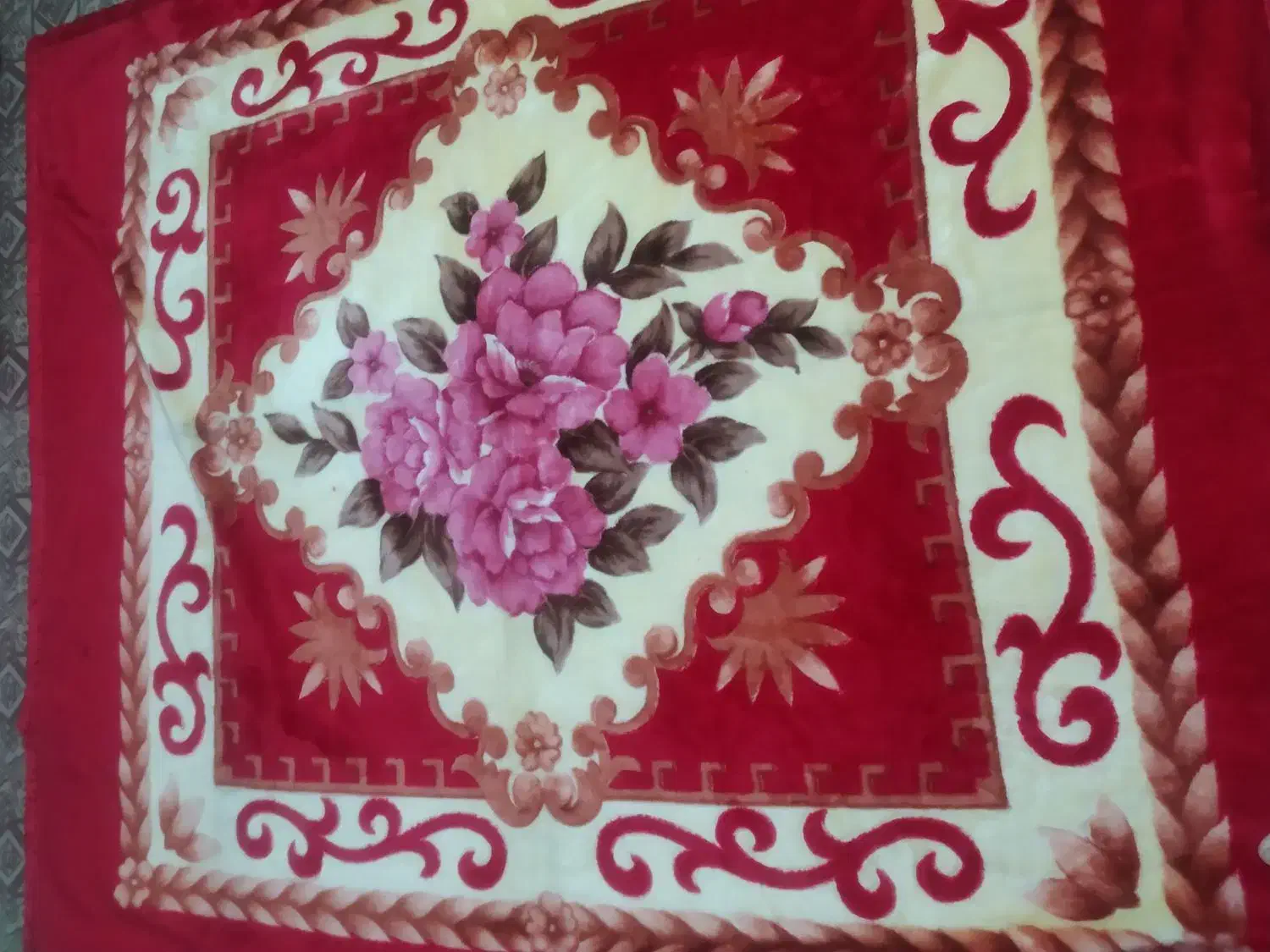 تعدادی پتوی نو و درحد نو|رختخواب، بالش، پتو|اراک, |دیوار