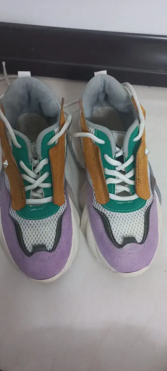 کتونی الماس زیبا|کیف، کفش، کمربند|قم, قلعه یزدیها|دیوار