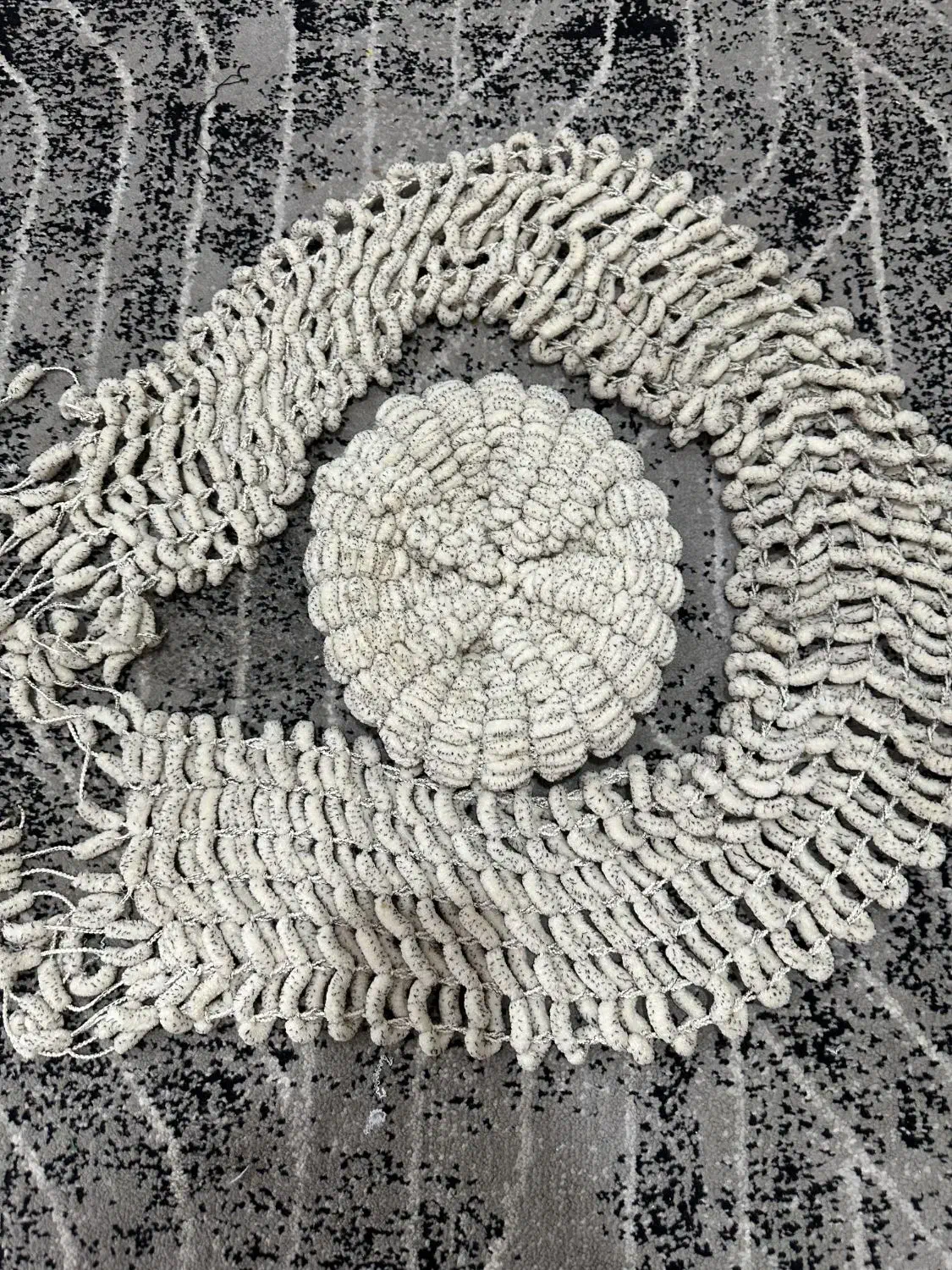 کلاه و شالگردن شیک نو نو کرمی|لباس|اندیشه, اندیشه فاز ۱|دیوار