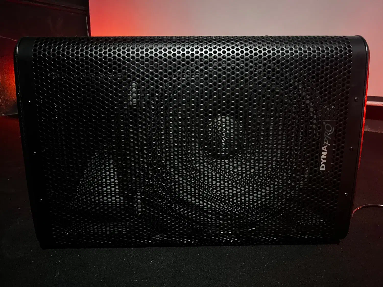 باند داینا پورو اکتیو|صوتی و تصویری|تهران, آبشار تهران (دریاچه)|دیوار