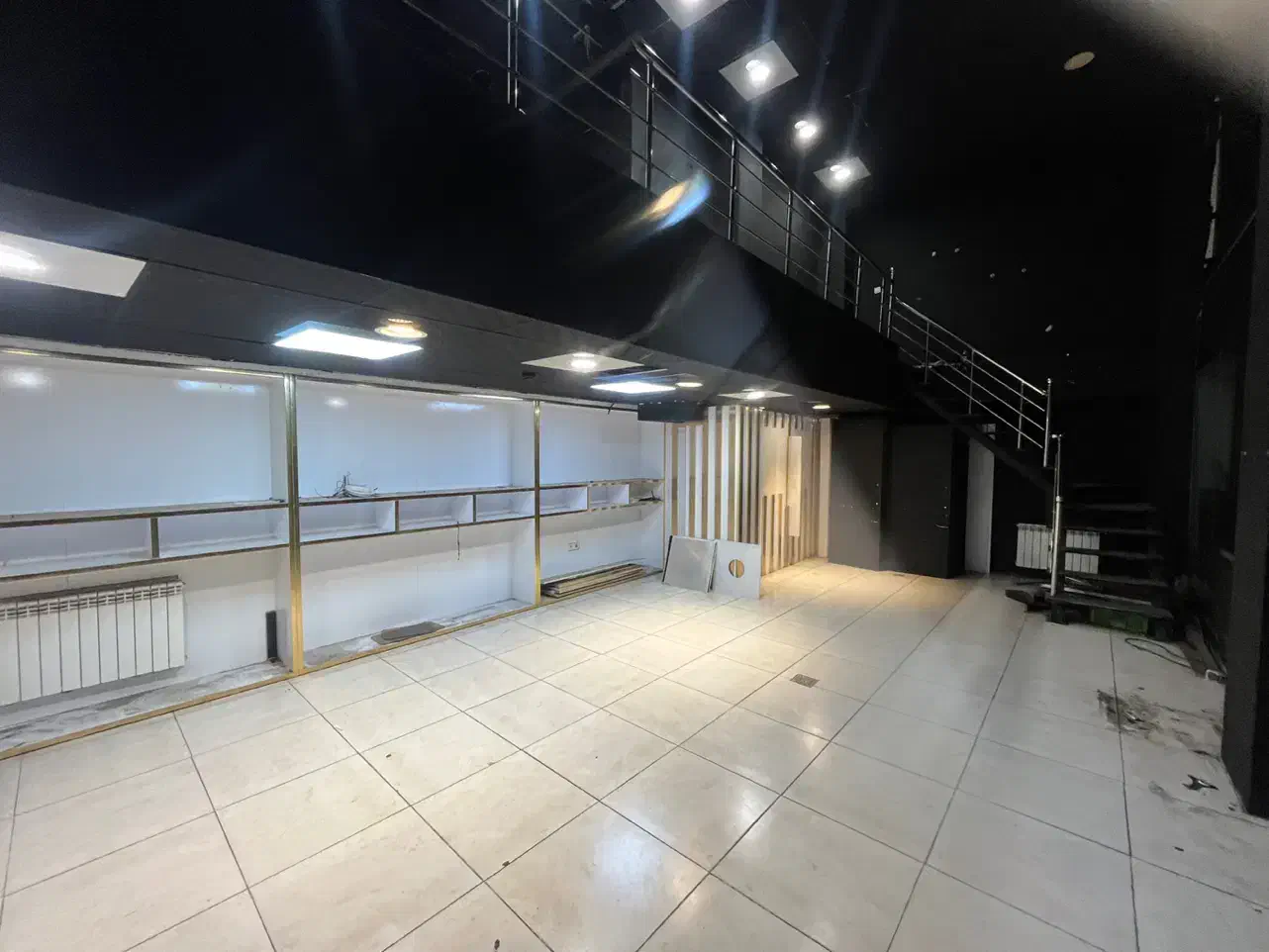 مغازه ۹۰ متری/با بالکن/بر اصلی میدان گاز /نامجو|اجارهٔ مغازه و غرفه|رشت, نامجو|دیوار