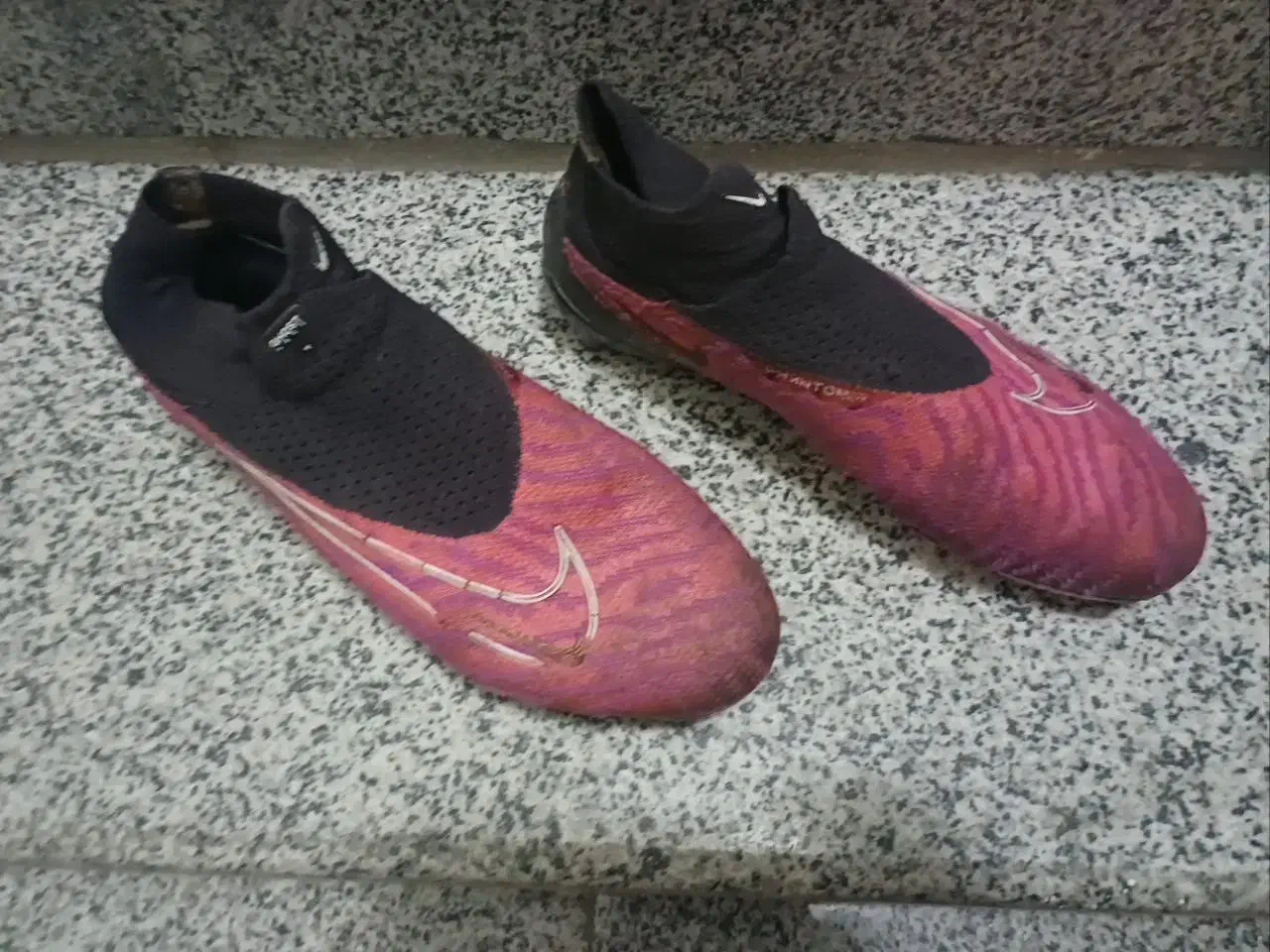 استوک فانتوم فوتبال|کیف، کفش، کمربند|کرج, شهرک جهان‌نما|دیوار