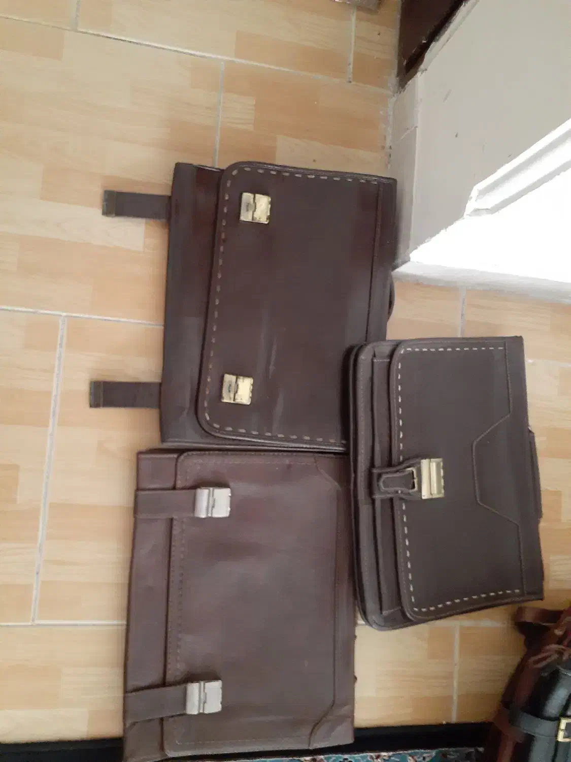 تعدای کیف چرم کیفت خوب|کیف، کفش، کمربند|رباطکریم, مسکن مهر آبشناسان|دیوار