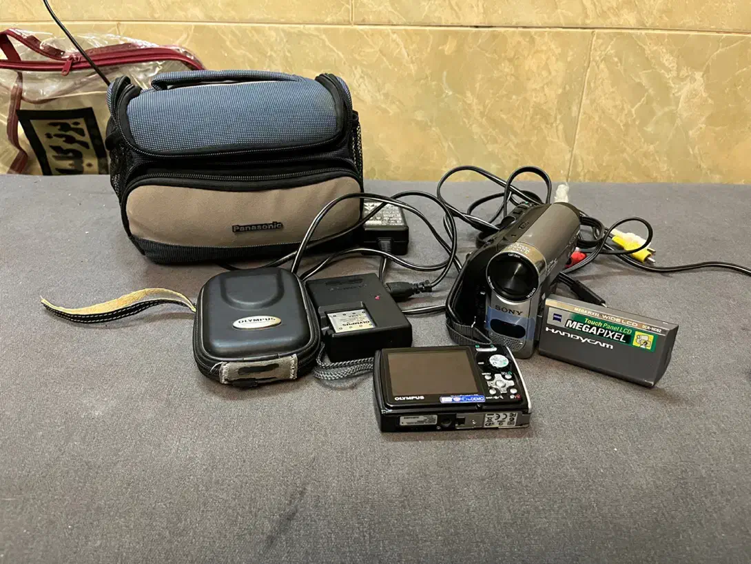 دوربین سونی و olympus|دوربین عکاسی و فیلمبرداری|یزد, |دیوار