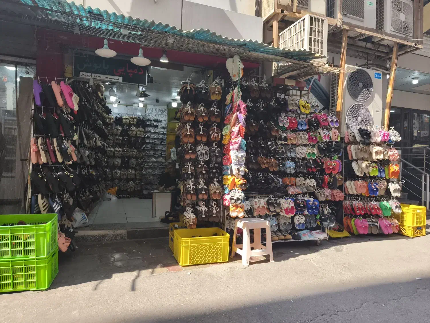 فروشنده دمپایی فروشی|استخدام خدمات فروشگاه و رستوران|بندرعباس, |دیوار