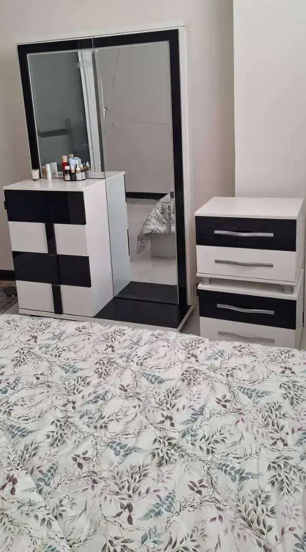 تخت دو نفره همراه پاتختی و میز آرایش|تخت و سرویس خواب|شاهین‌شهر, شهرک میلاد|دیوار