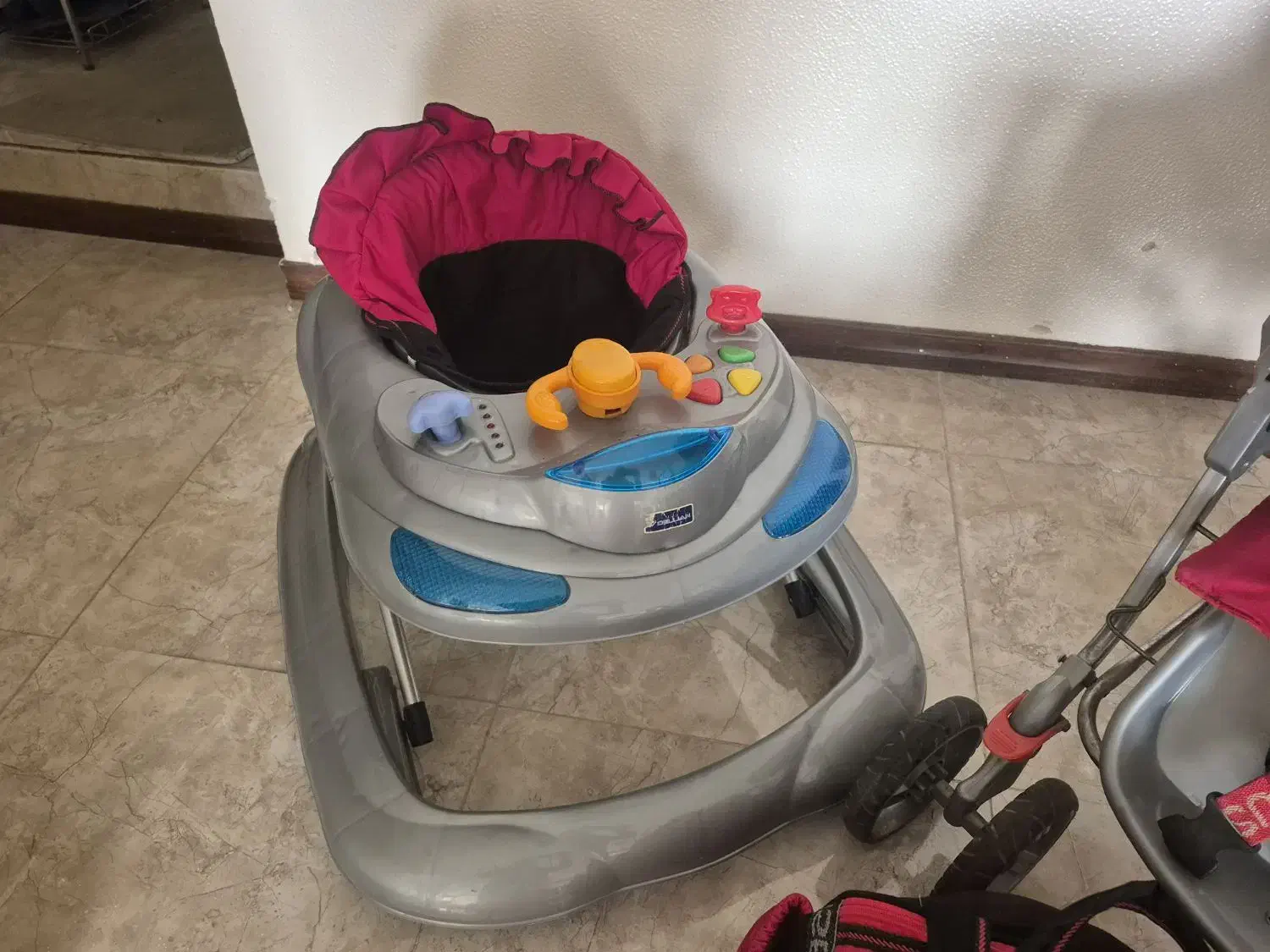 کالسکه و روروک|کالسکه و لوازم جانبی|شاهینشهر, بنیاد ازدواج|دیوار