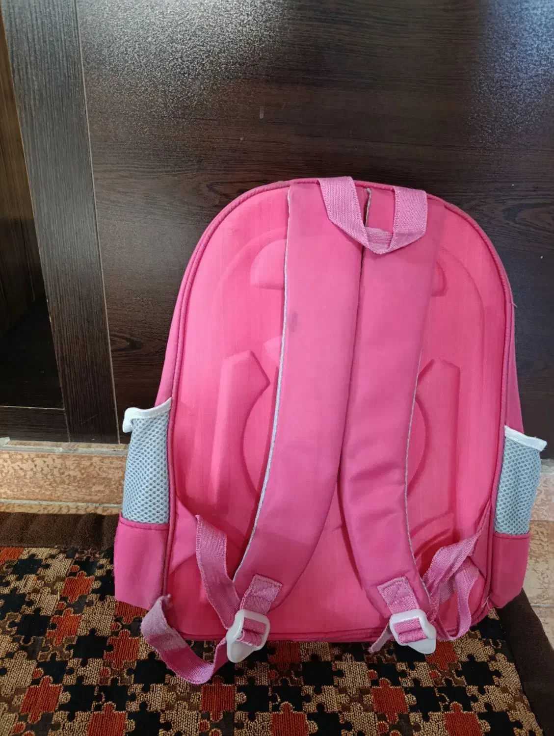 کیف مدرسه|کیف، کفش، کمربند|شاهین‌شهر, خانه کارگر|دیوار