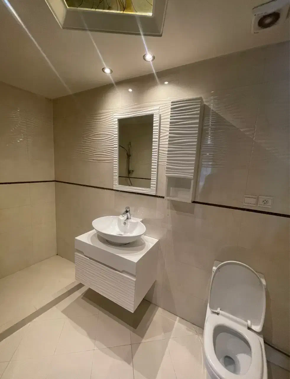 ۲۰۵ متر ۳ خواب نورگیرعالی وشیک نیاوران (عمار)