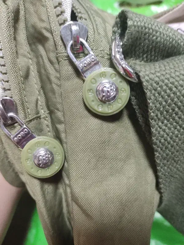 کیف|کیف، کفش، کمربند|مشهد, پایگاه شکاری|دیوار