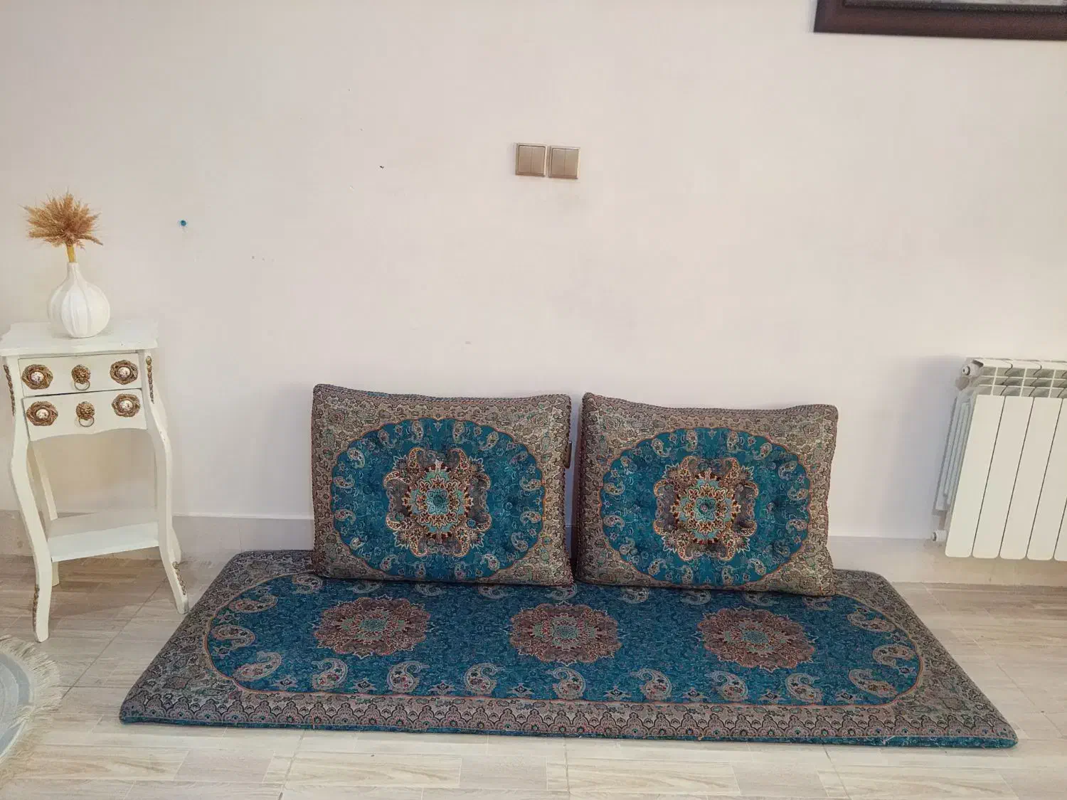 شاه نشین درحدنو ( تشک نشیمن فوم و ۲تا متکا)|مبلمان خانگی و میز عسلی|خرمآباد, |دیوار