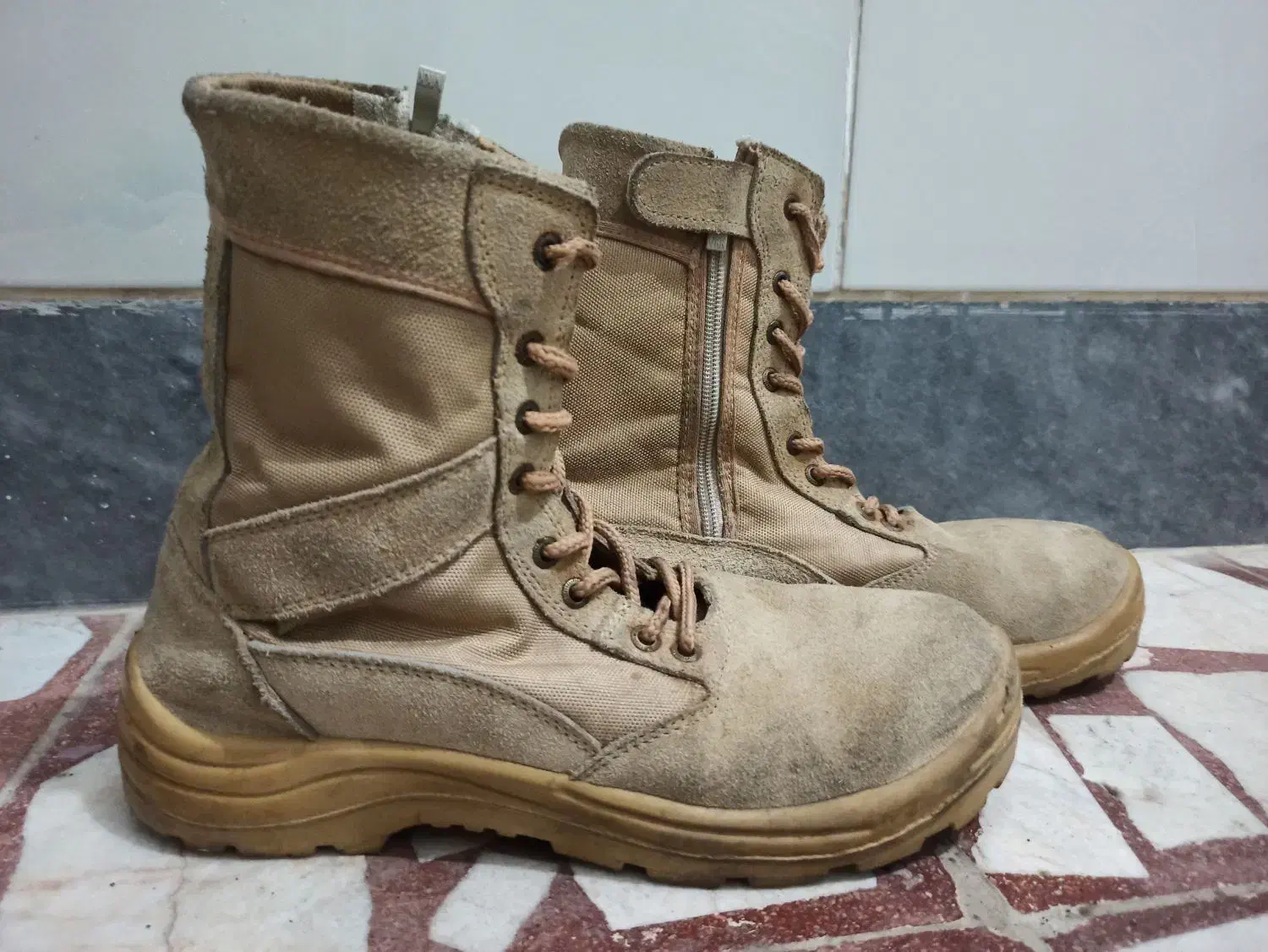 پوتین‌ خاکی|کیف، کفش، کمربند|رشت, جماران|دیوار