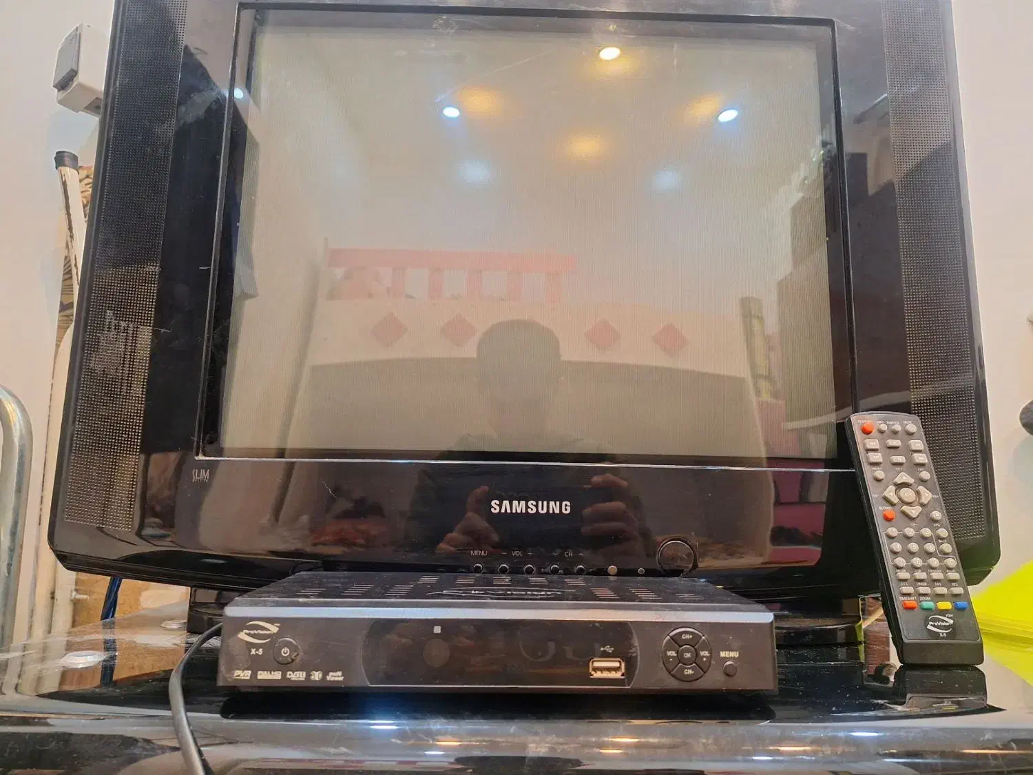 تلوزیون و دستگاه دیجیتال به همراه میز TV|تلویزیون و پروژکتور|گنبد کاووس, |دیوار