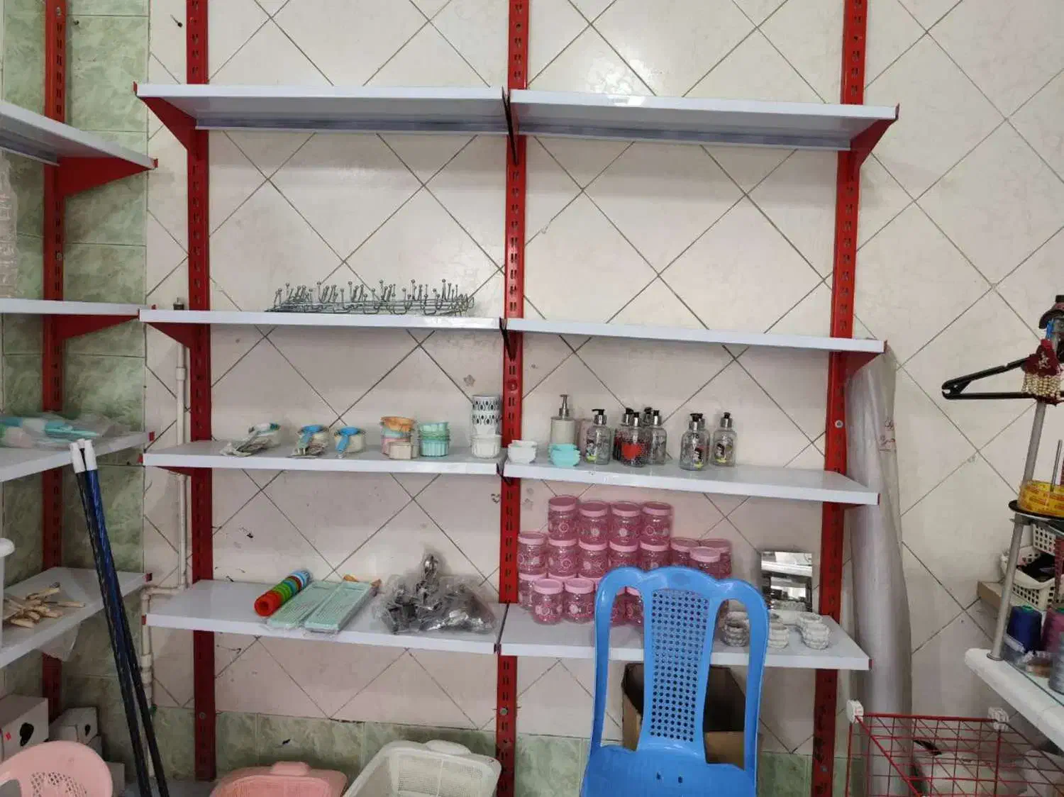 قفسه فروشگاهی قرمز و سفید در حد|فروشگاه و مغازه|ماهدشت, |دیوار