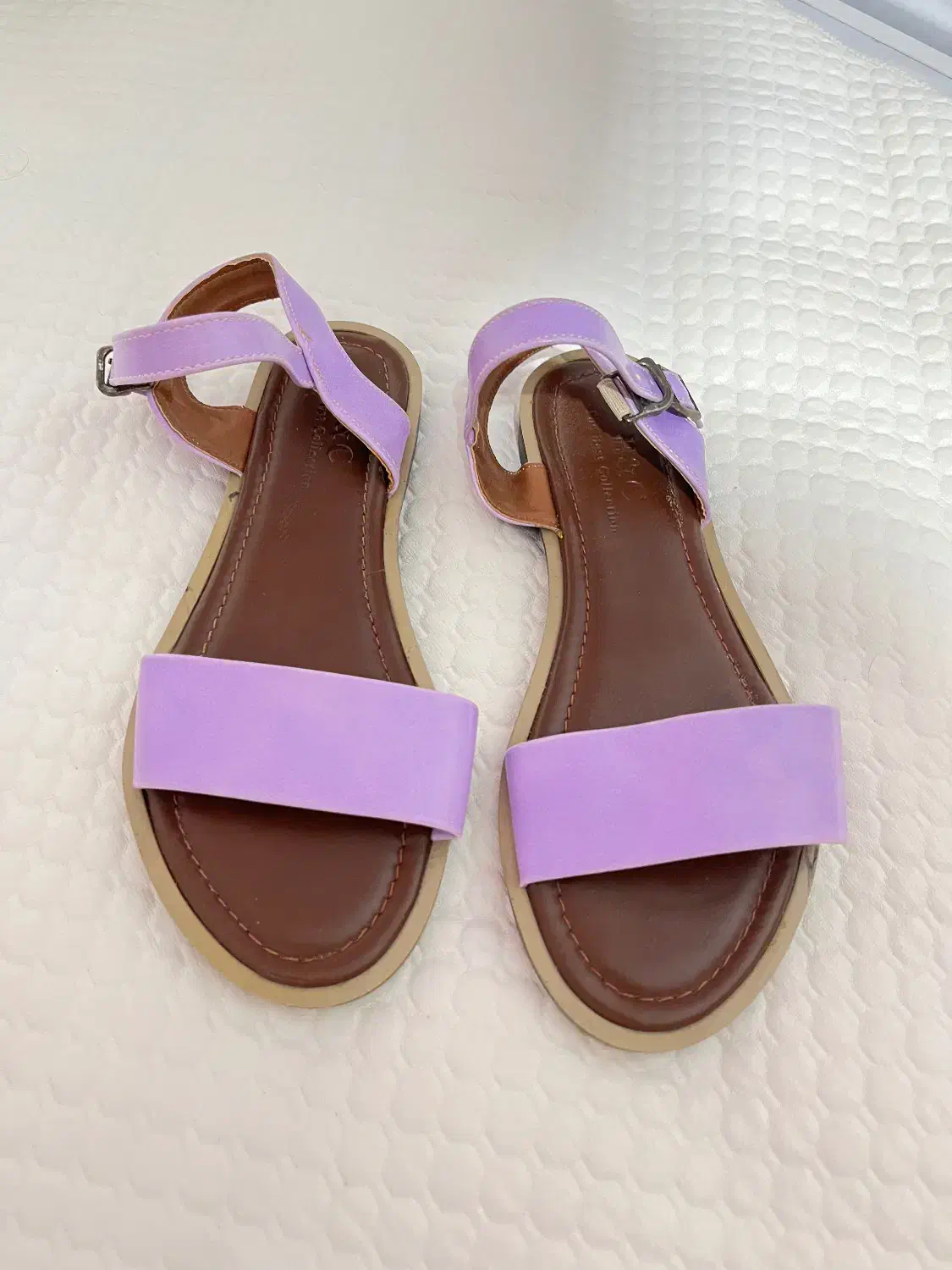 تعدادی کیف و کفش|کیف، کفش، کمربند|رشت, گلسار|دیوار