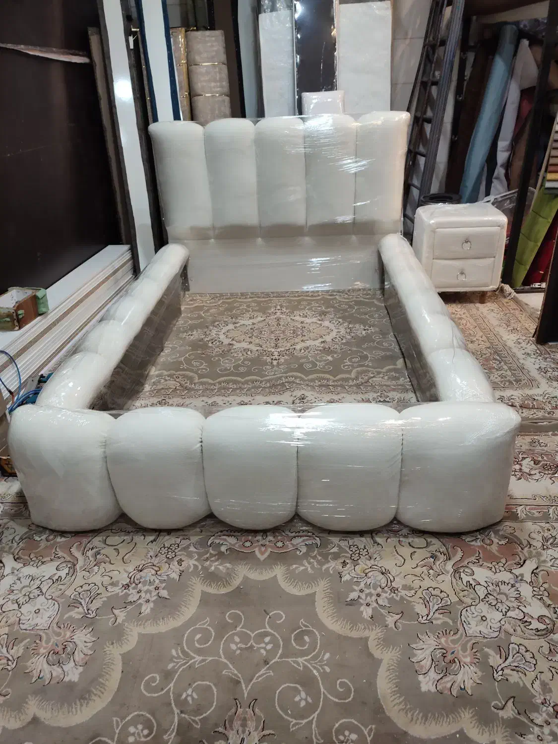 تخت پفکی کینگ دکوراتیک|تخت و سرویس خواب|مشهد, زمرد|دیوار