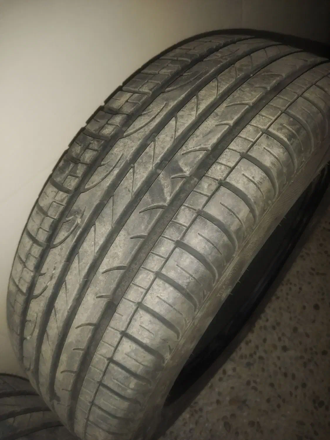 لاستیک واقع در دهاقان|قطعات یدکی و لوازم جانبی|دهاقان, |دیوار