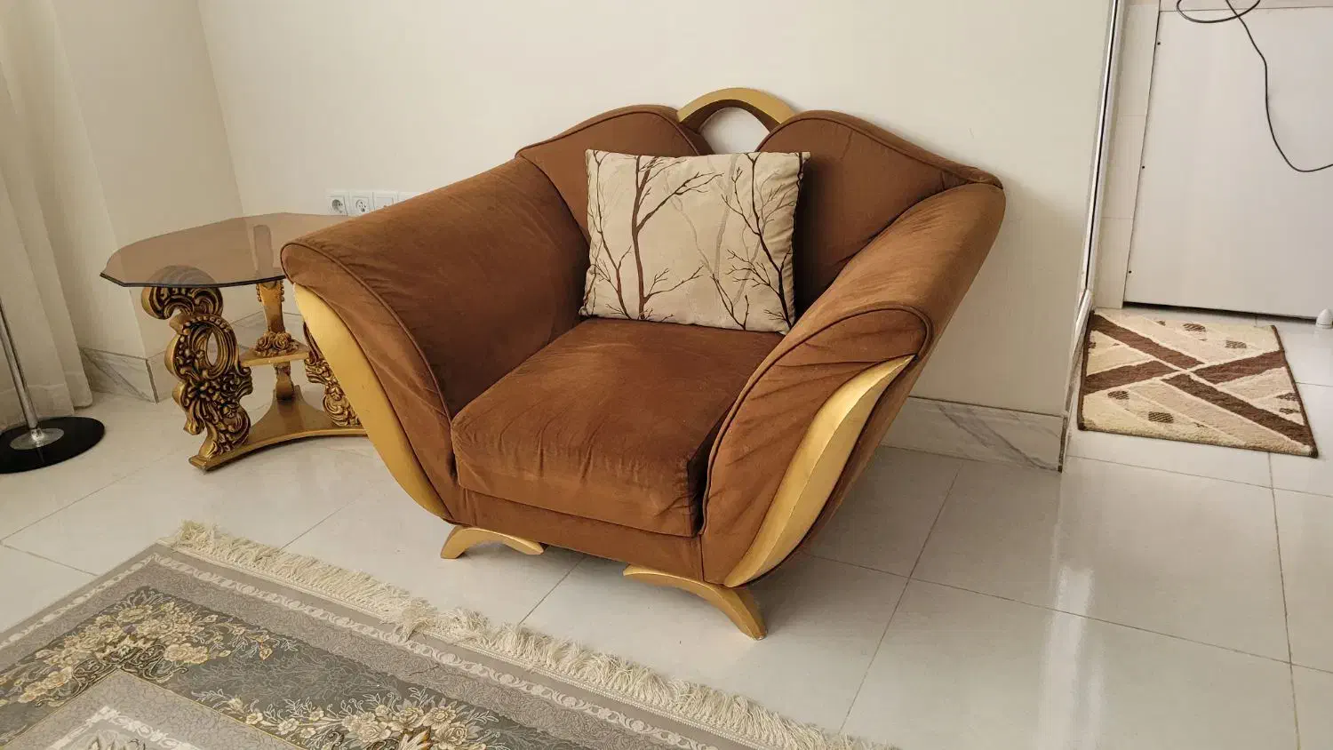 مبل کارکرده ویستا ،با میز وسط و دو عدد عسلی|مبلمان خانگی و میز عسلی|کرمانشاه, |دیوار