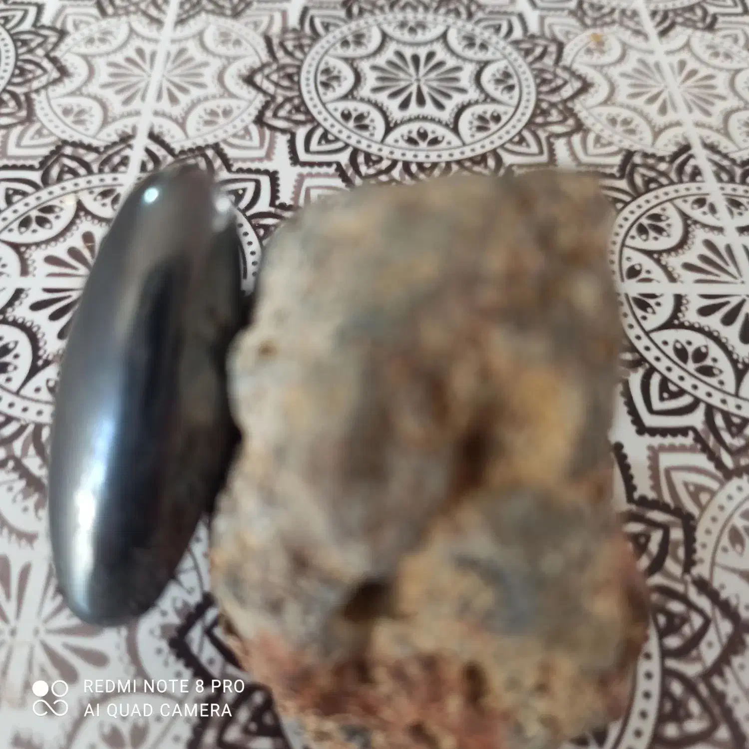 سنگ قیمتی آهن ربا بهش میچسبه|کلکسیون اشیاء عتیقه|گل تپه, |دیوار