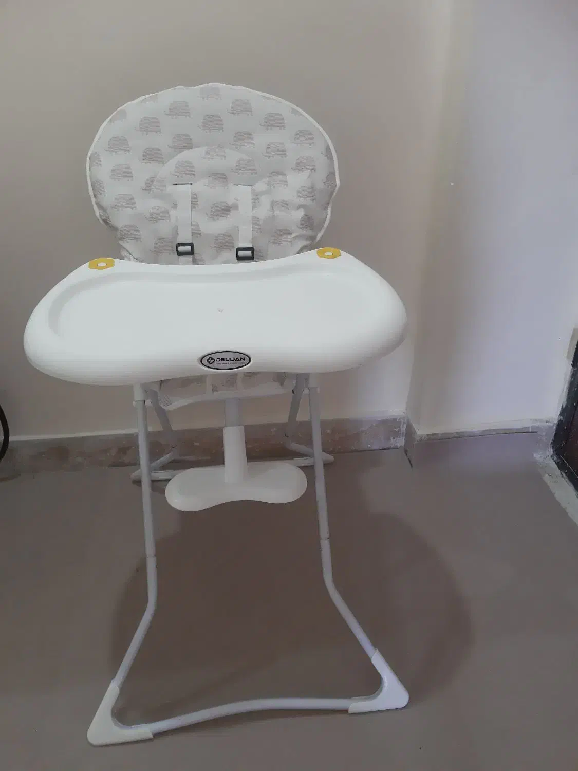 صندلی غذای کودک مارک دلیجان کاملا سالم و نو|تخت و صندلی بچه|بندر دیر, |دیوار