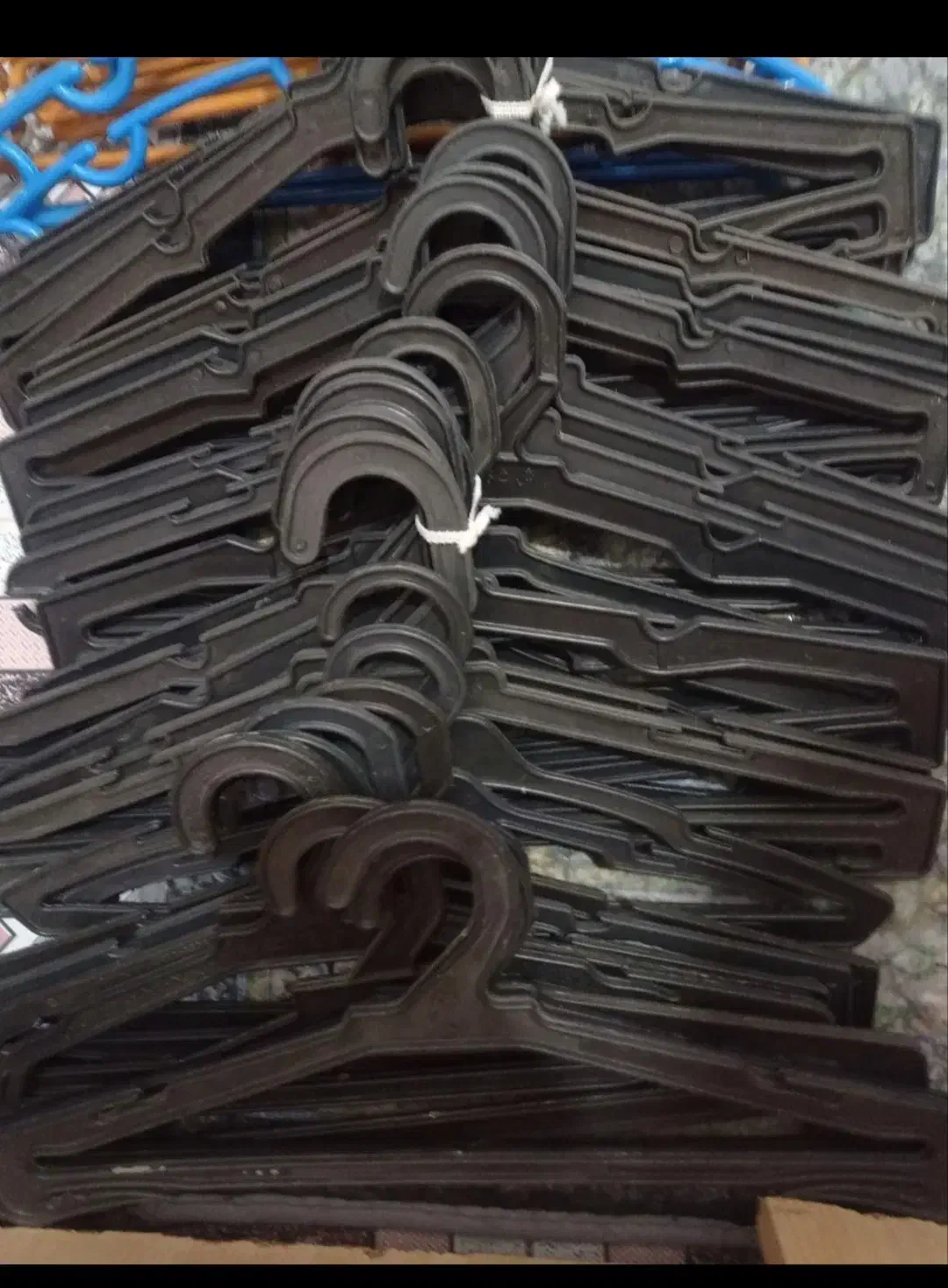 تعدادی رگال لباس|کتابخانه، شلف، قفسه‌های دیواری|اردبیل, |دیوار