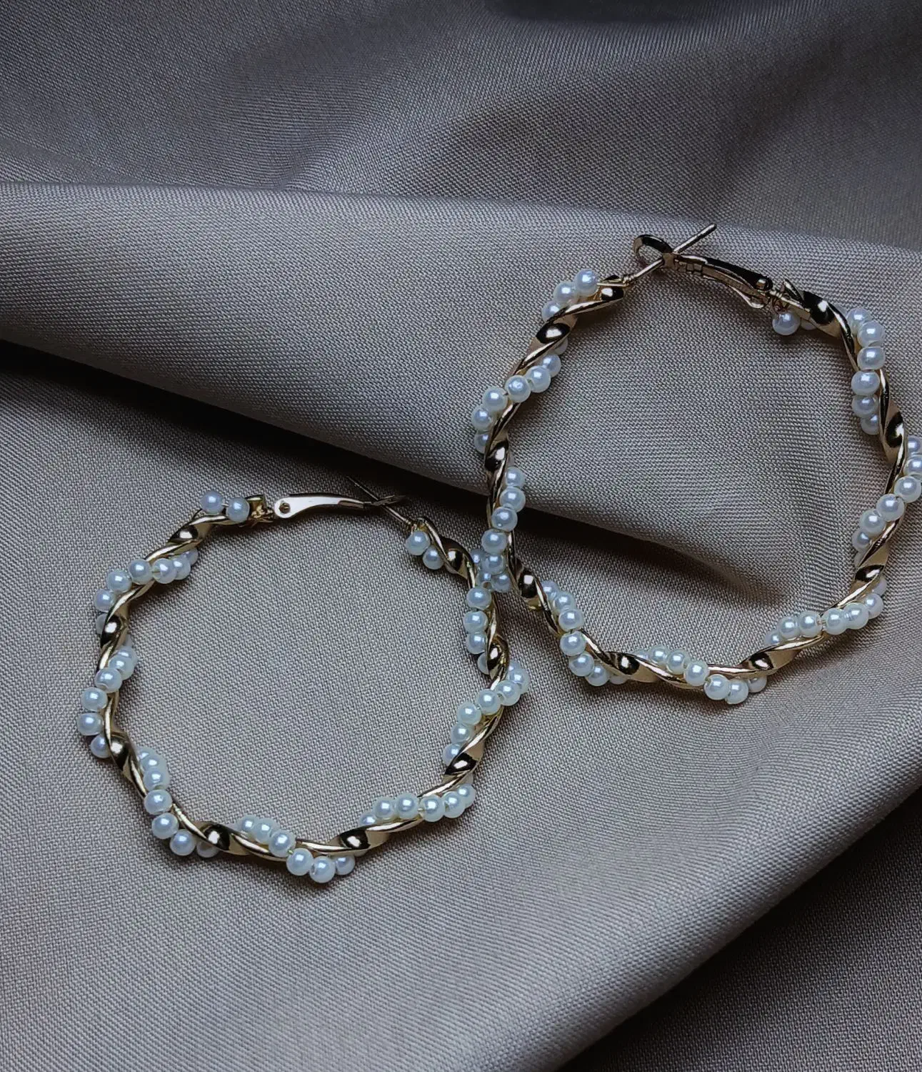 گوشواره نگینی|بدلیجات|رشت, دروازه لاکان|دیوار