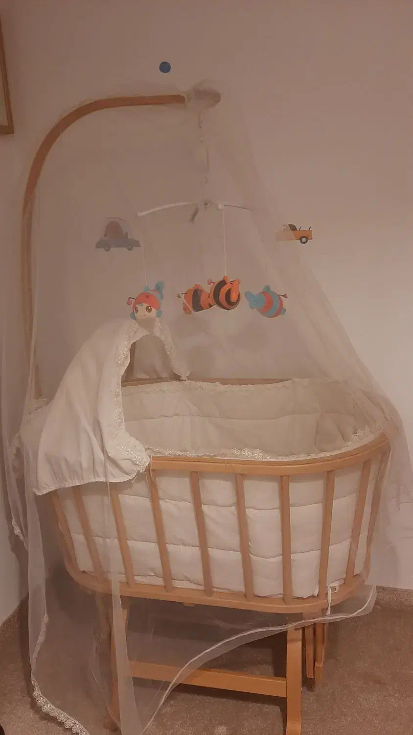 گهواره چوبی خارجی برندisiz و آویز موزیکال|تخت و صندلی بچه|تهران, کوی بیمه|دیوار