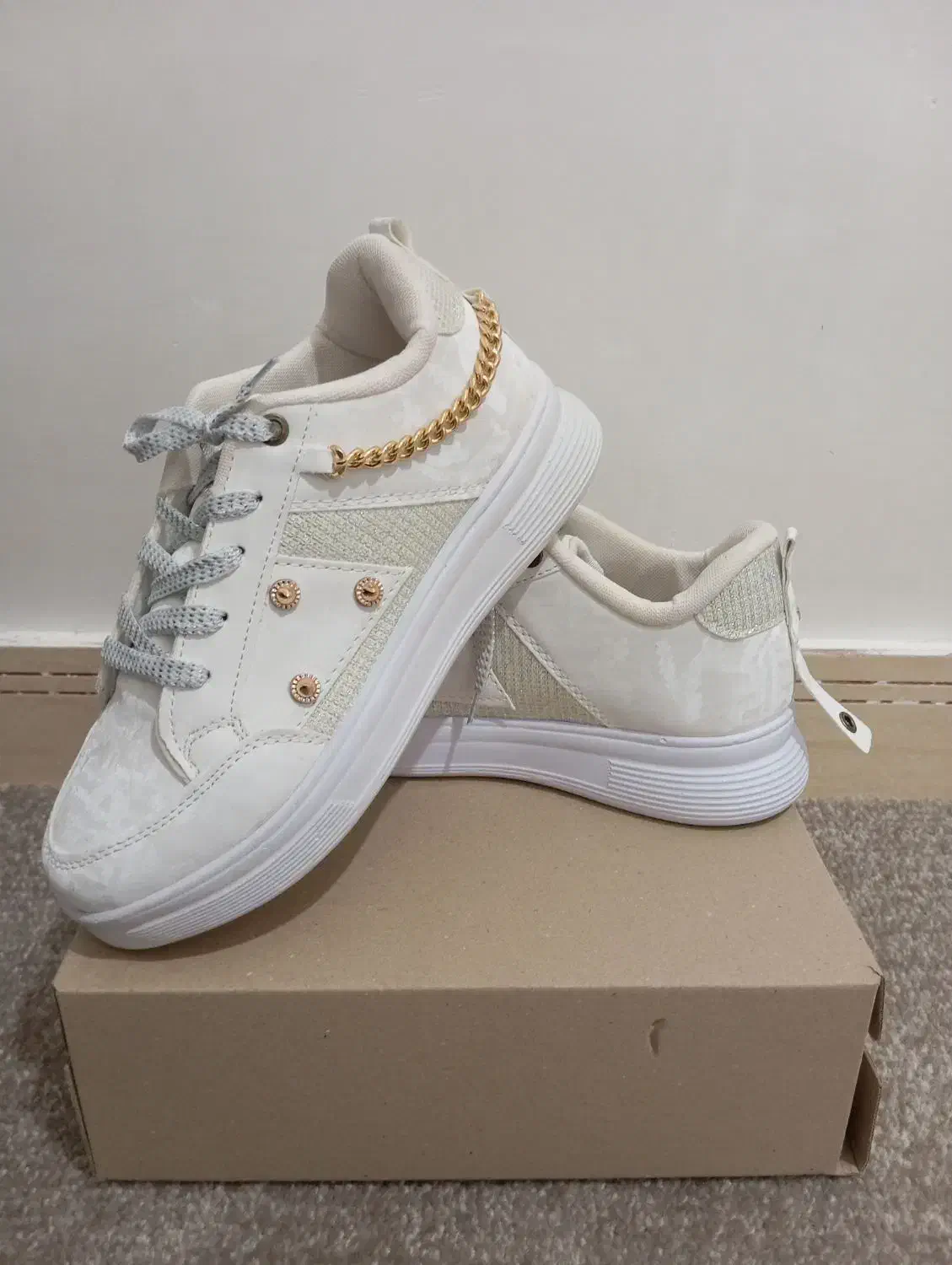 کفش|کیف، کفش، کمربند|تایباد, |دیوار