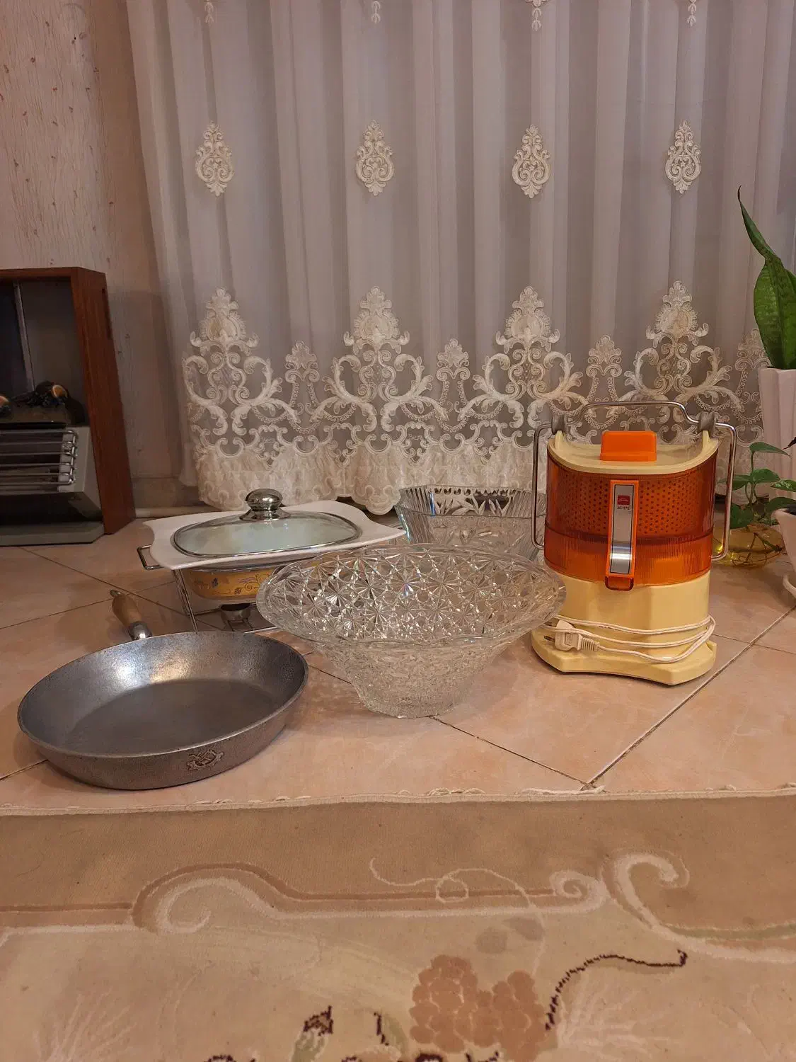 آبمیوه گیری توشیبا و تابه چدن روسی و ظروف کریستال|آبمیوه‌گیر و آب‌مرکبات‌گیر|ورامین, ورامین|دیوار