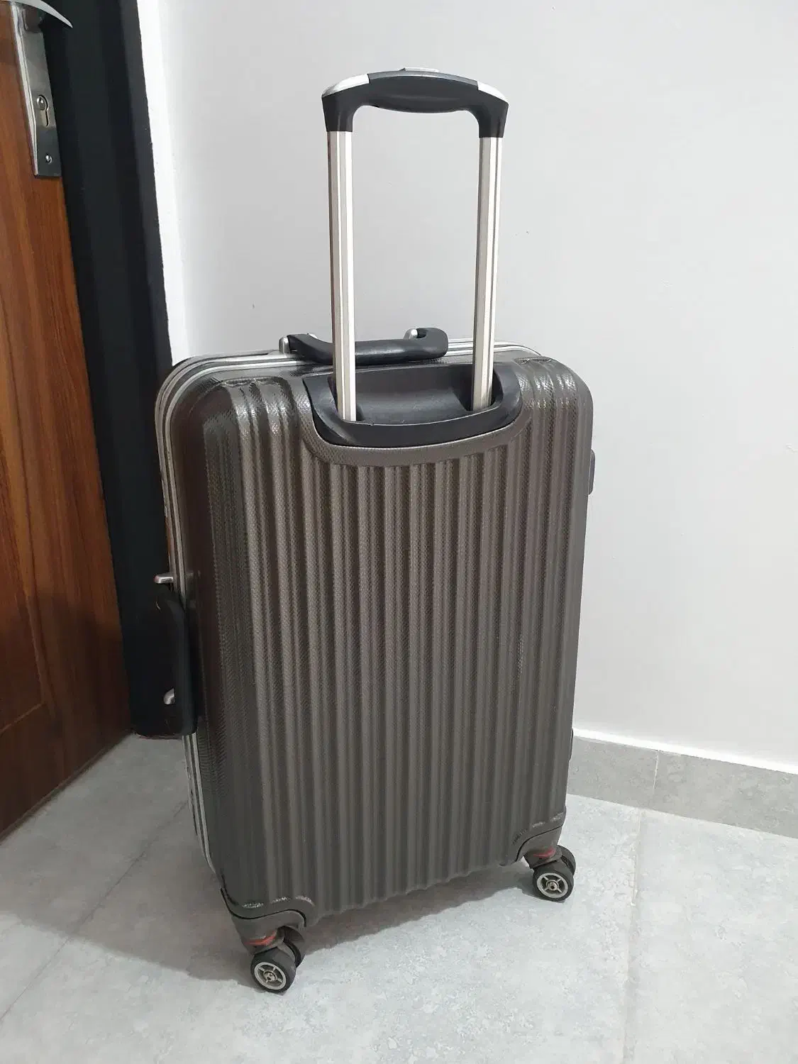 چمدون صندوقی ۱۸۰۰۰۰۰|کیف، کفش، کمربند|آستارا, |دیوار