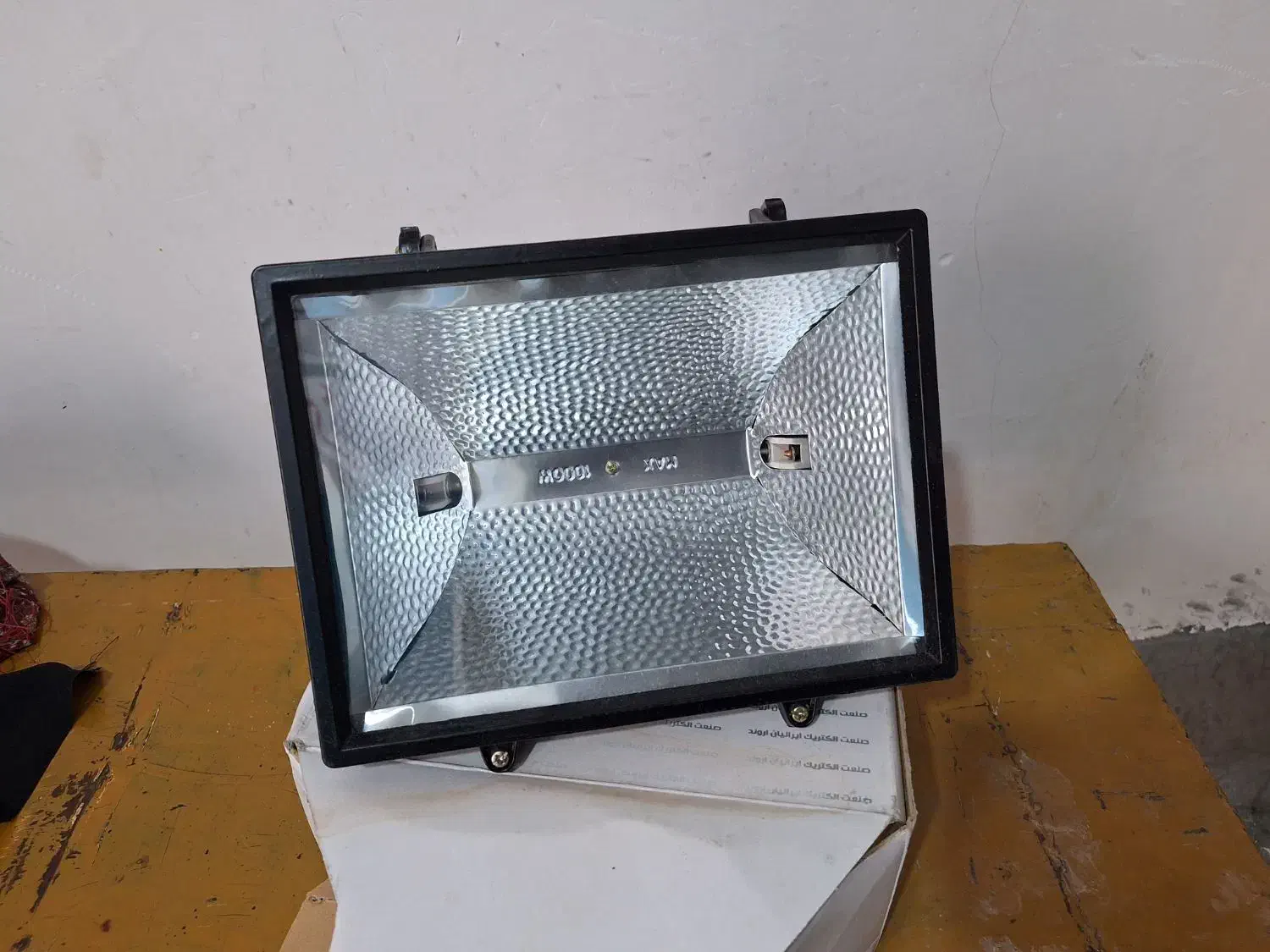 نورافکن لامپ هزار|لامپ و چراغ|باغ ملک, |دیوار