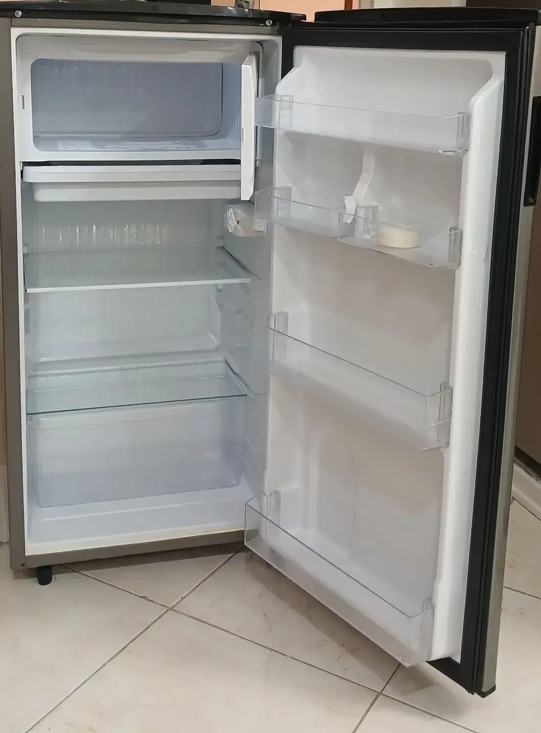 یخچال ایستکول ۹ اینچ هتلی. رنگ‌ سیلور. ۶ماه کارکرد|یخچال و فریزر|تهران, هفت چنار|دیوار