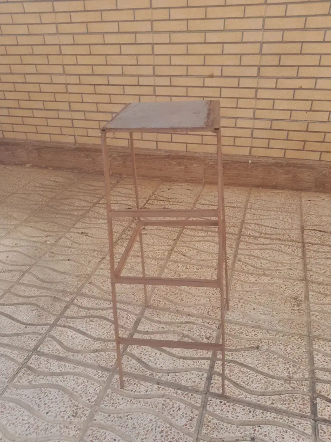 چهار پایه آهنی نو|صندلی و نیمکت|شاهین‌شهر, شهرک گلدیس|دیوار