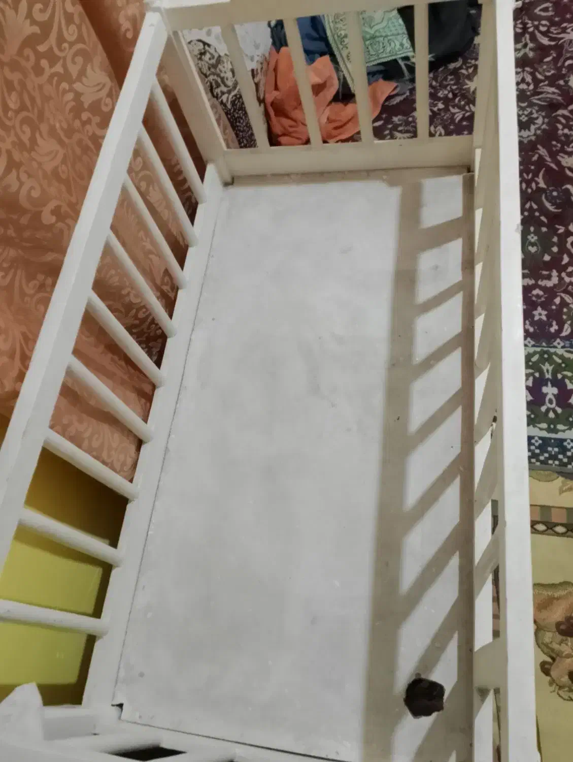 تخت نوزاد|تخت و صندلی بچه|تربت جام, میان جام|دیوار