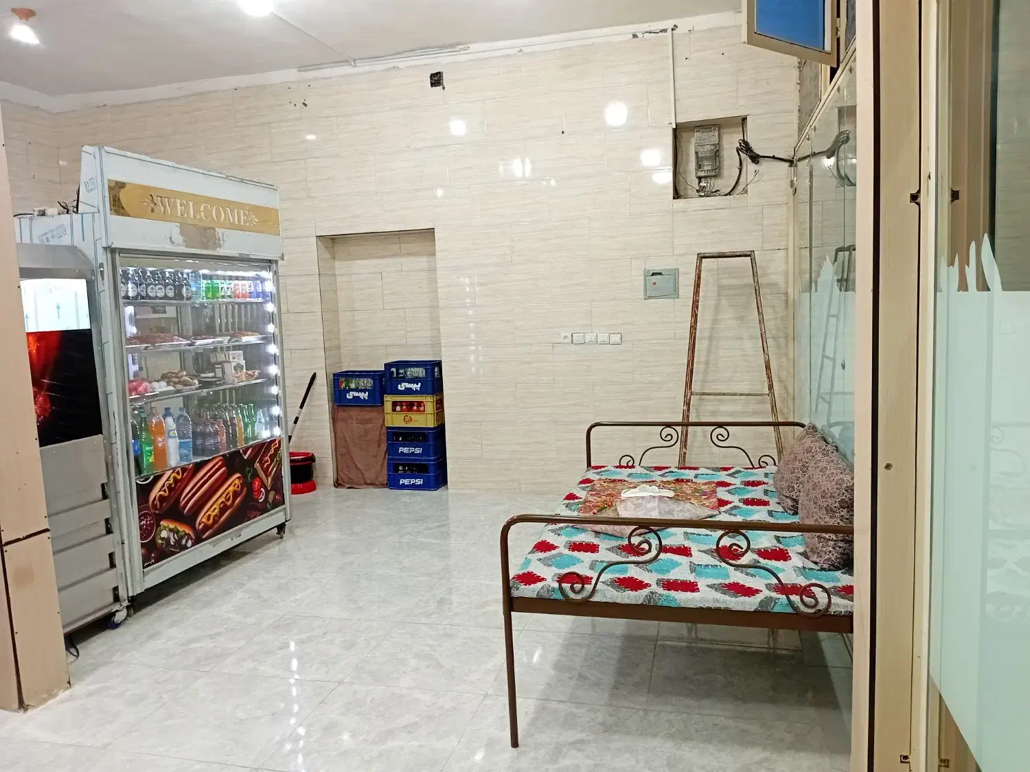 واگذاری یا اجاره مغازه ساندویچی|فروش مغازه و غرفه|میبد, |دیوار