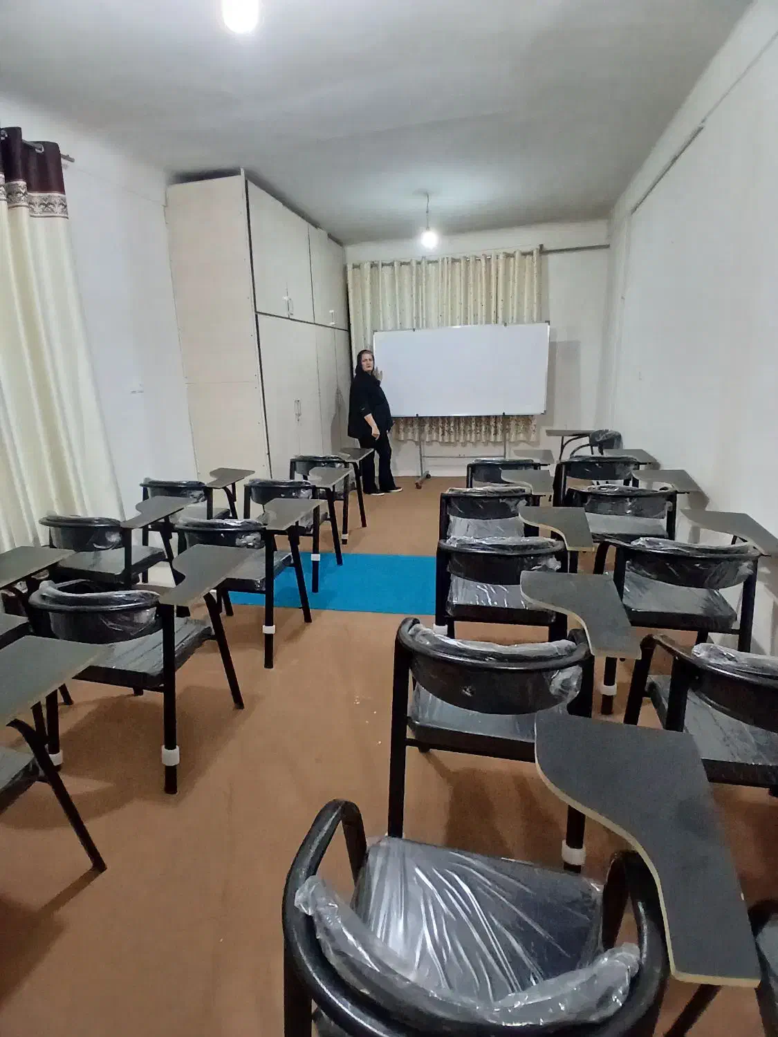 اتاق،آشپزخانه،سرویس بهداشتی سالن کنفرانس وجلسات|اجارهٔ کوتاه‌مدت دفتر کار و فضای آموزشی|سنندج, |دیوار