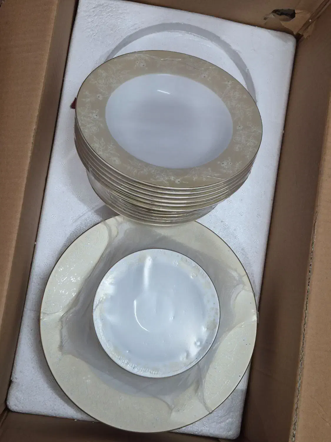 سرویس چینی مارک ایزابل|ظروف سرو و پذیرایی|کازرون, |دیوار