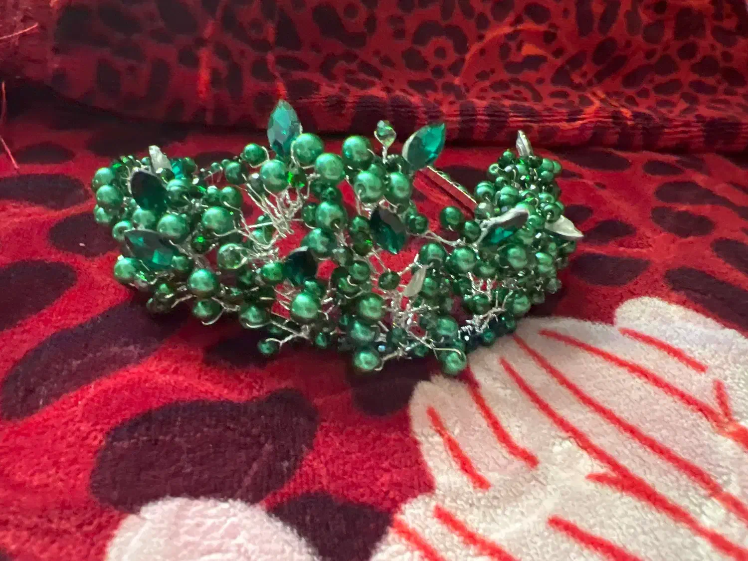 لباس و تاج|لباس|شیراز, فرهنگ شهر|دیوار