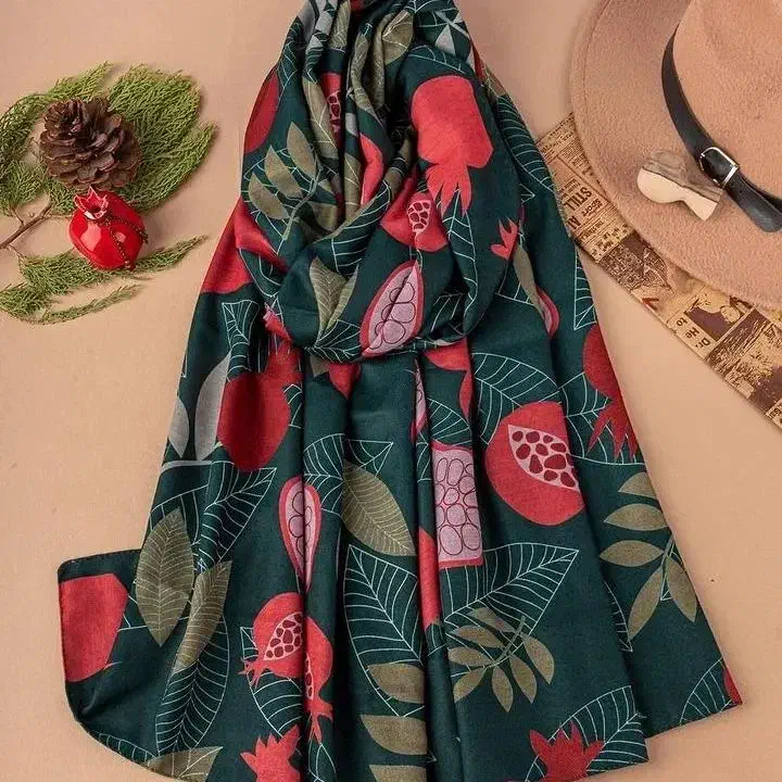 شال ها به علت جمع آوری بین ۱۵۰ تا۳۰۰ شال یلدا|لباس|تبریز, |دیوار