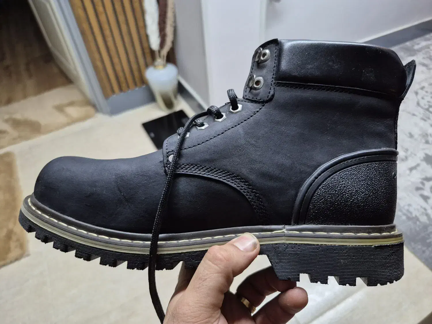 بوت کاترپیلار داخل خز چرم طبیعی گاو|کیف، کفش، کمربند|شاهین‌شهر, خانه کارگر|دیوار