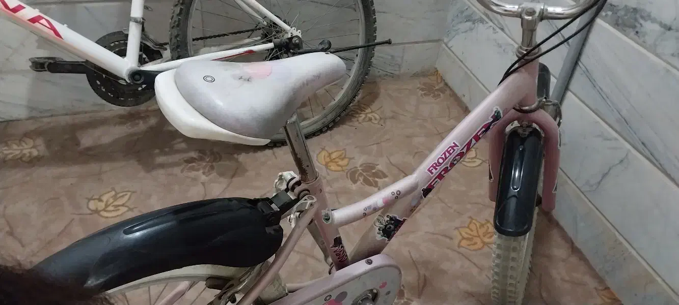 دوچرخه|دوچرخه، اسکیت، اسکوتر|رباط‌کریم, رباط‌کریم|دیوار