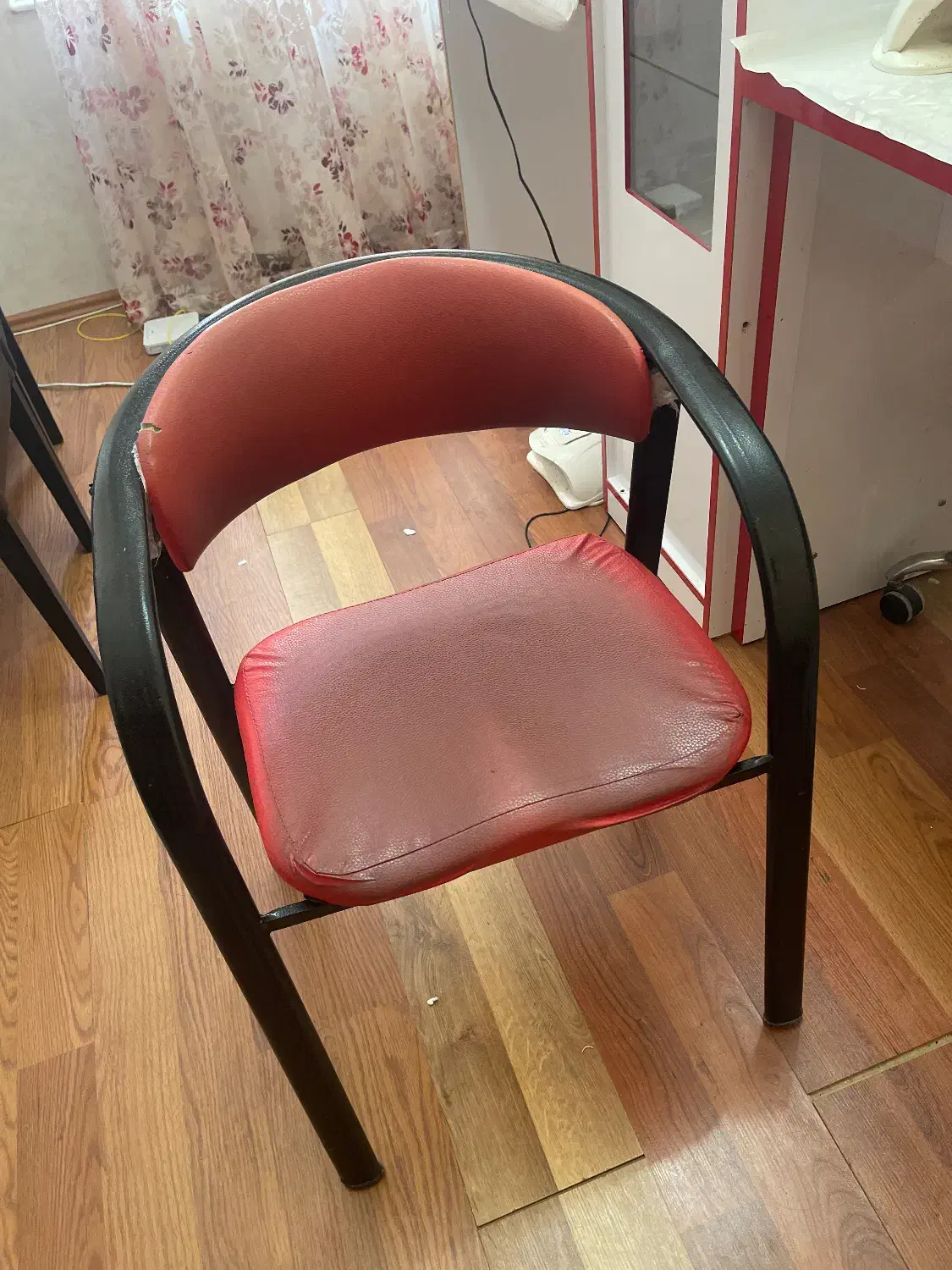 میز ناخن و طبقه لاک و صندلی|آرایشگاه و سالن‌های زیبایی|اردبیل, |دیوار