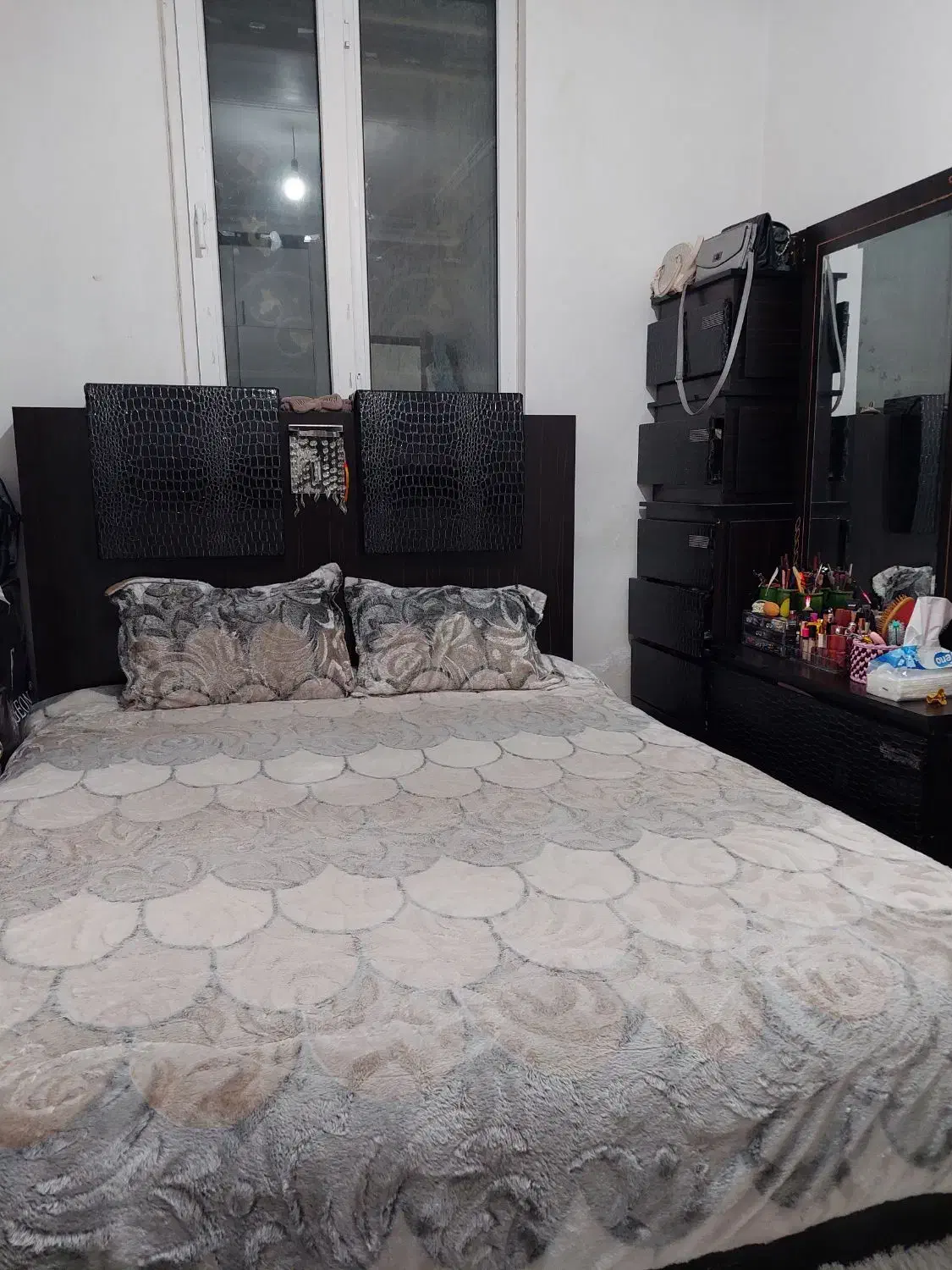 تخت دونفره و میز آرایش و دراور و پاتختی|تخت و سرویس خواب|بندرعباس, |دیوار