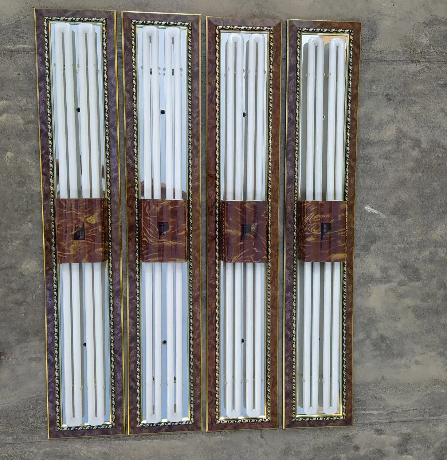 تعدادی قاب مهتابی و هالوژن و دیگر وسایل|لامپ و چراغ|اصفهان, باغ فدک|دیوار