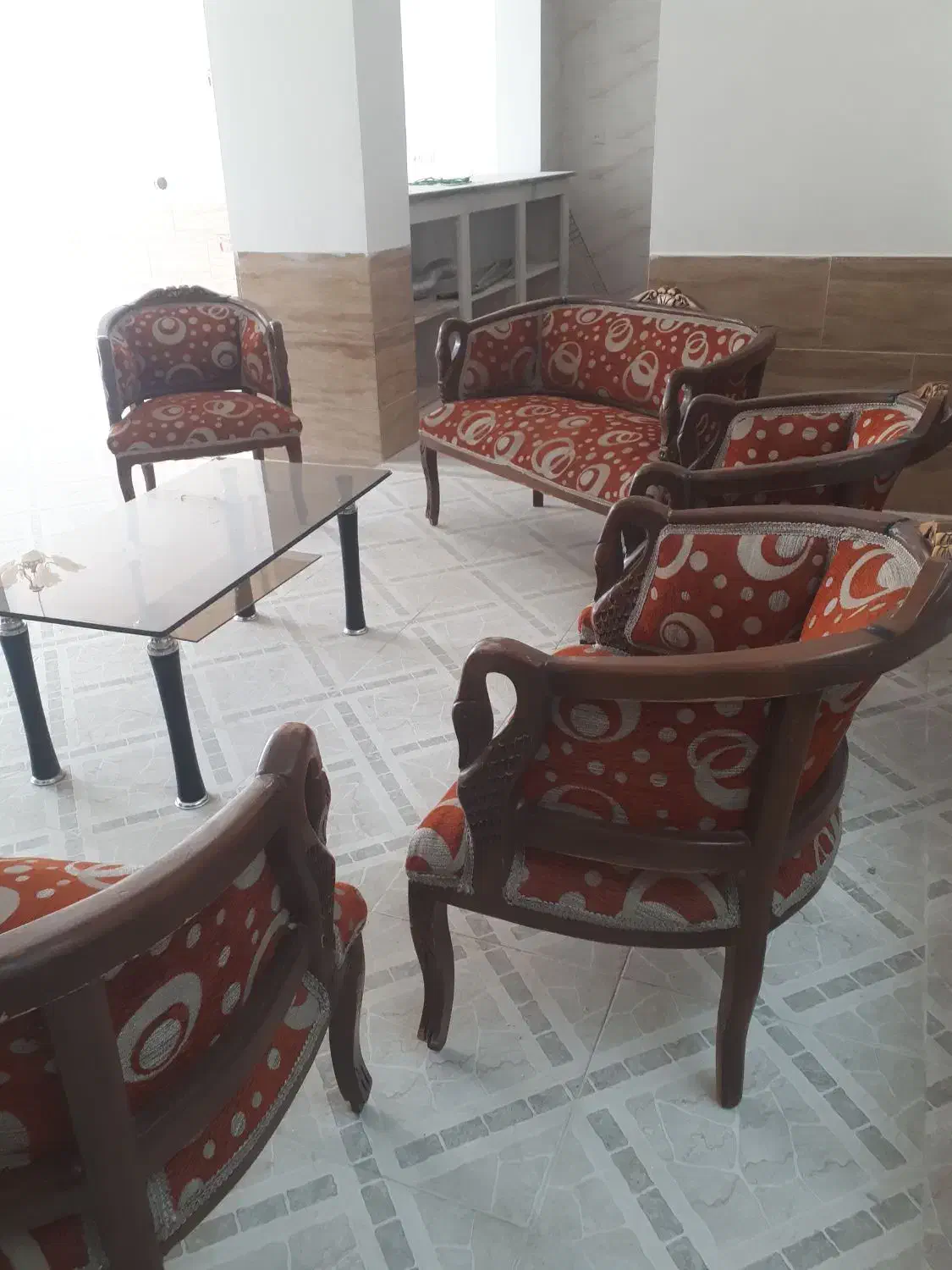 مبل هشت نفره چوب جنگلی بعلاوه میز شیشه ای|مبلمان خانگی و میز عسلی|فسا, |دیوار