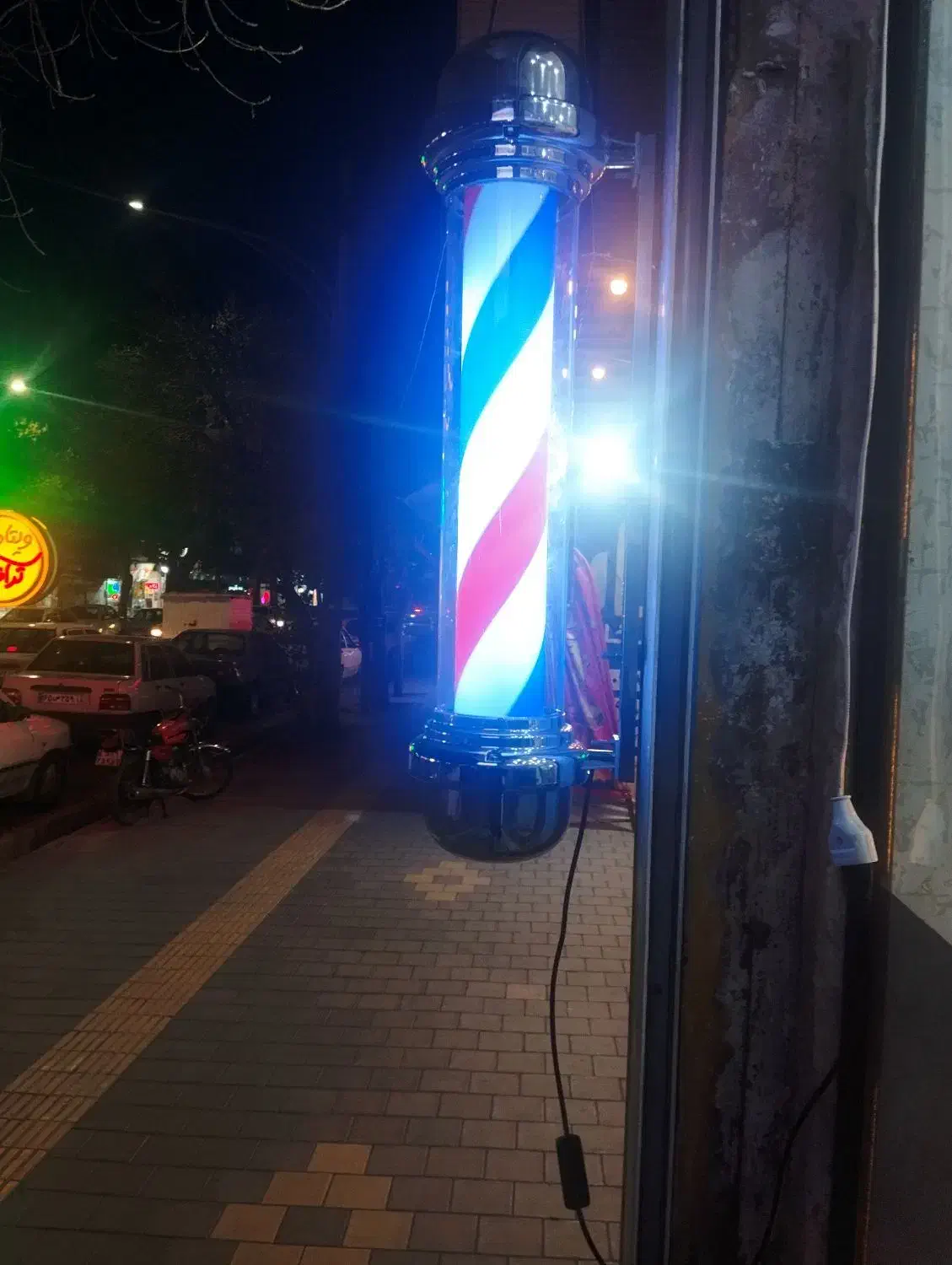 یک عدد تابلو شیشه ای صندلی vip|آرایشگاه و سالنهای زیبایی|همدان, |دیوار