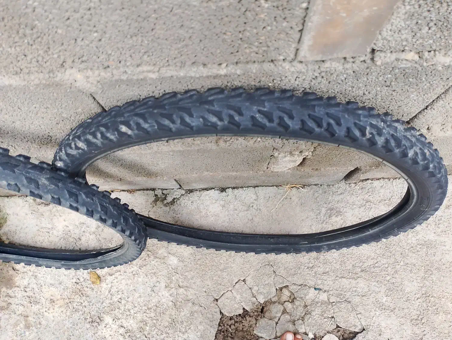 لاستیک دوچرخه 24 و بوق موتور|دوچرخه، اسکیت، اسکوتر|گالیکش, |دیوار